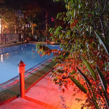 Βίλα Thaliana Palm Retreat